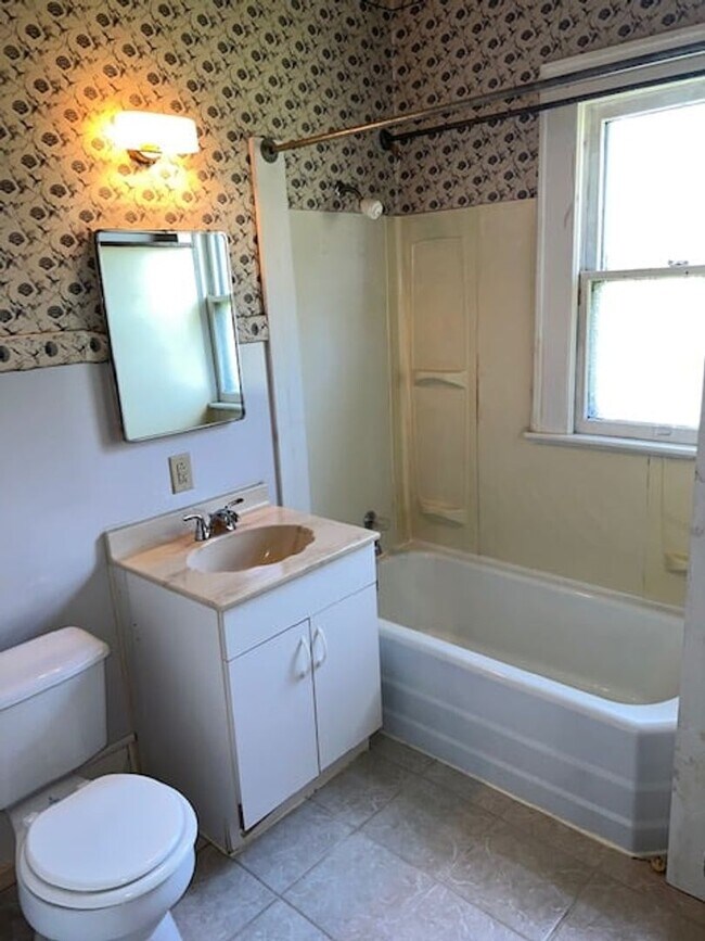 Building Photo - 660 Taylor Ave