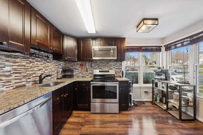 Building Photo - Welcome home to this beautifully updated end-unit townhome in the heart of Kingstowne — one of No...