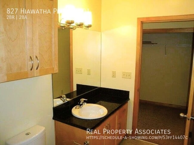 Building Photo - 827 Hiawatha Pl S