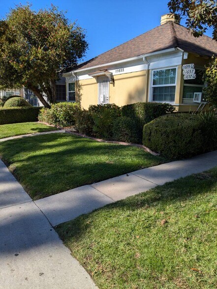 Front yard - 11657 Magnolia Blvd