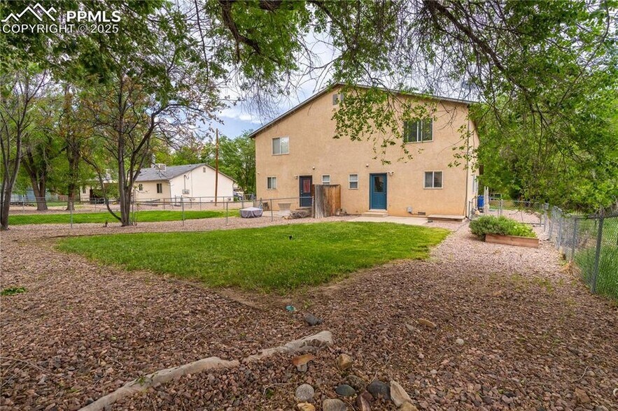 Large fenced backyard - 1002 Ussie Ave