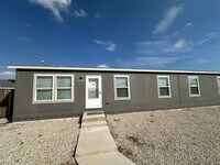 Building Photo - 3 Bed 2 Bath Duplex