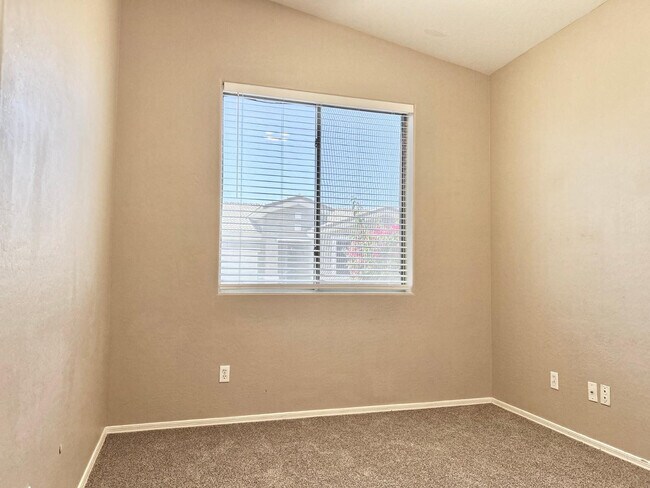 Building Photo - 6660 E Roland St