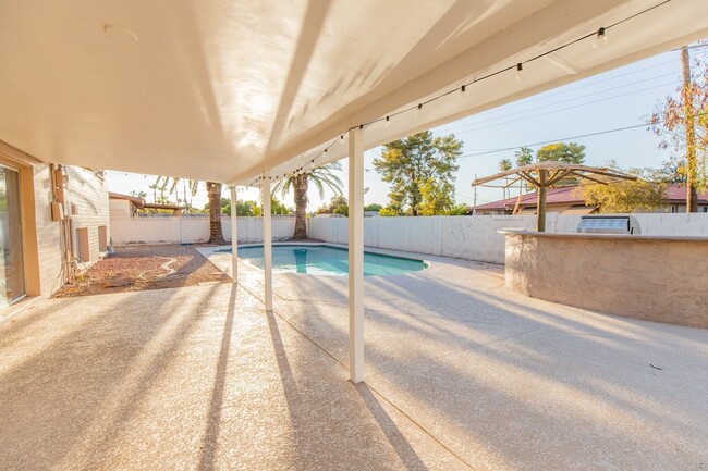 Building Photo - 5 BEDROOM, 2.5 BATH TEMPE HOME W/ 2 MASTER...