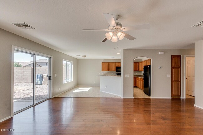 Building Photo - 4BR 3 FULL BATHROOMS W/ HUGE LOFT AND LARGE MASTER