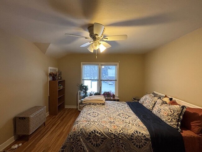 Building Photo - 1521-1525 Oxford St North