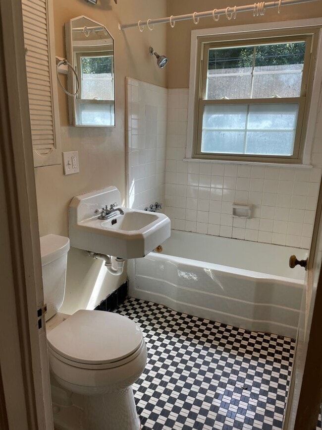 Building Photo - Downtown Greenville 1 bedroom Condominium