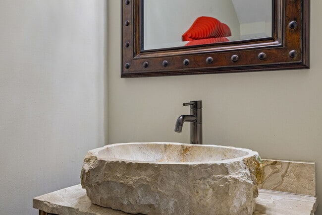 Building Photo - 594 Lake Haven Dr