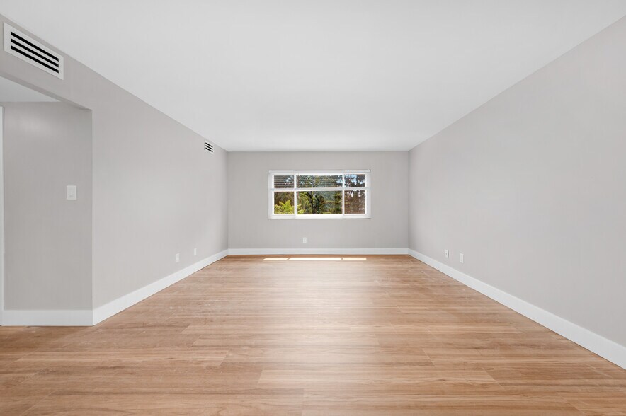 Living Room - 20333 Detroit Rd