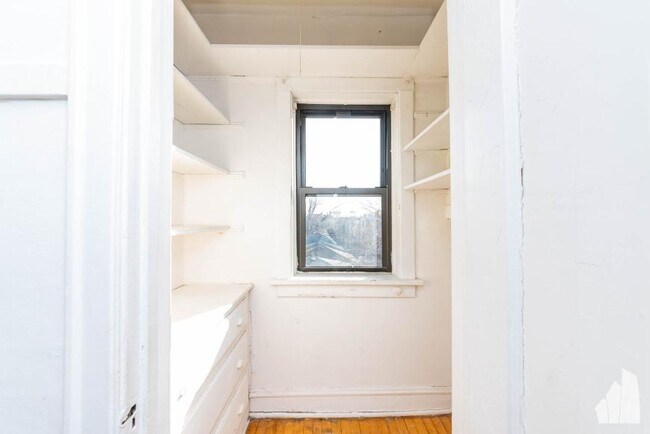 Building Photo - 1 bedroom in Chicago IL 60625