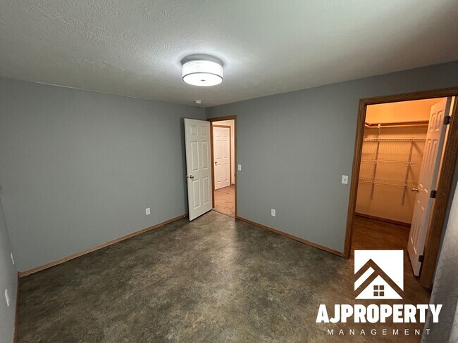 Building Photo - 4604 S Dunlap Ave