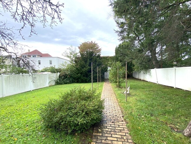 Building Photo - 82 Bergen Ave