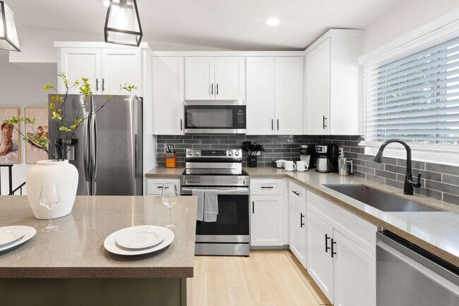 Building Photo - 4530 W Paradise Dr