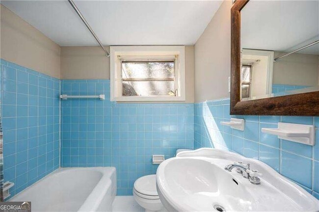 Building Photo - 535 Valley Ln NE