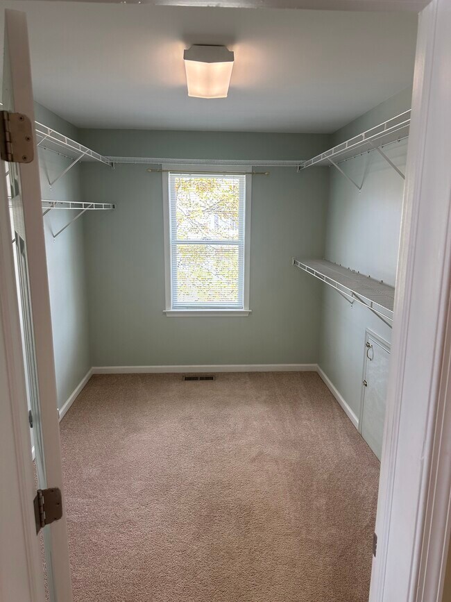 Building Photo - 30 Millbrook Court