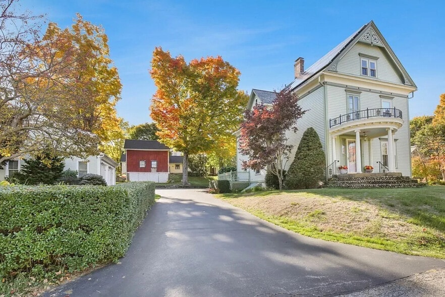Exterior and driveway - 256 Main St