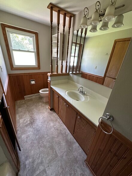 Building Photo - 1067 Meadow Ln