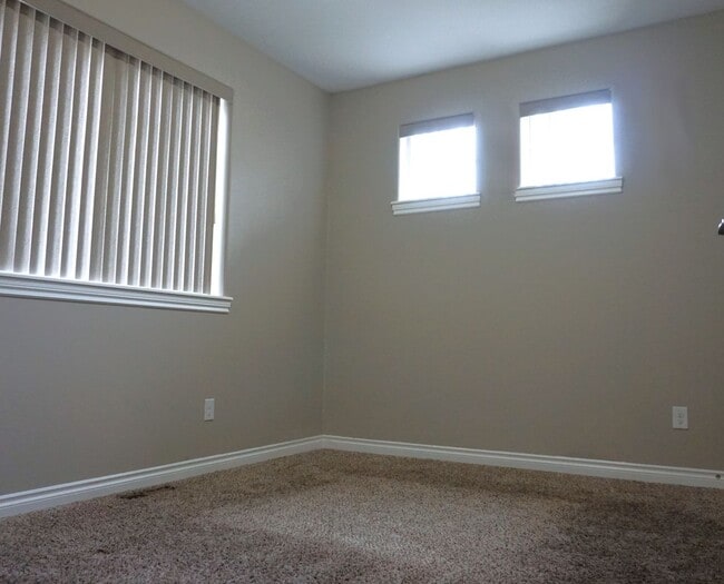 Building Photo - 4 Bedroom, 3 Bath House Available in July!