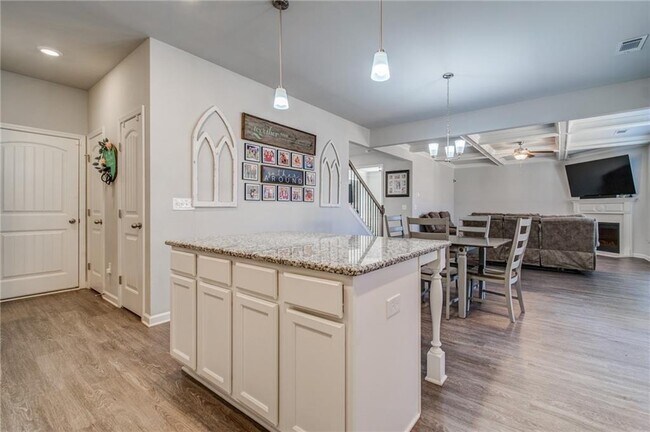 Building Photo - 7661 Silk Tree Pointe