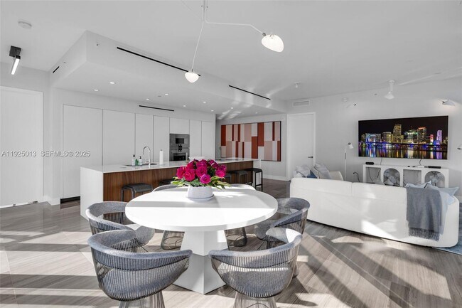 Building Photo - 6901 Collins Ave