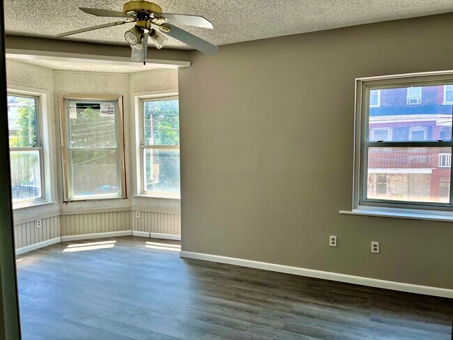 Building Photo - 1137 E 3rd St