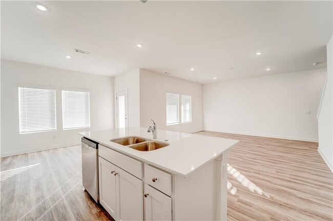 Building Photo - 139 S Maroon Ave