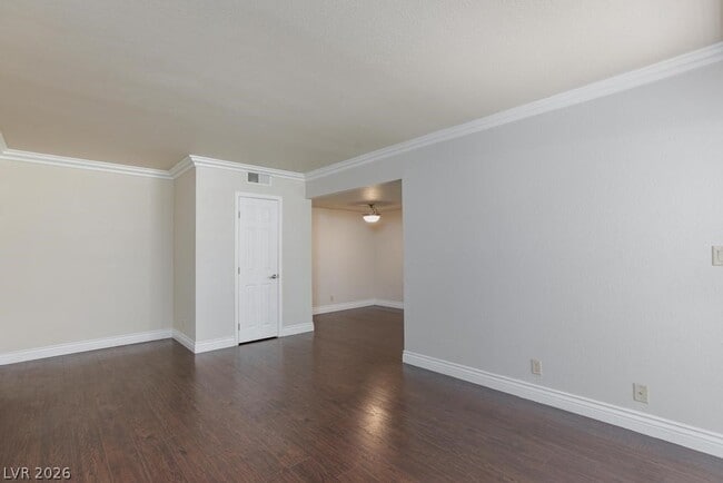 Building Photo - 5081 River Glen Dr