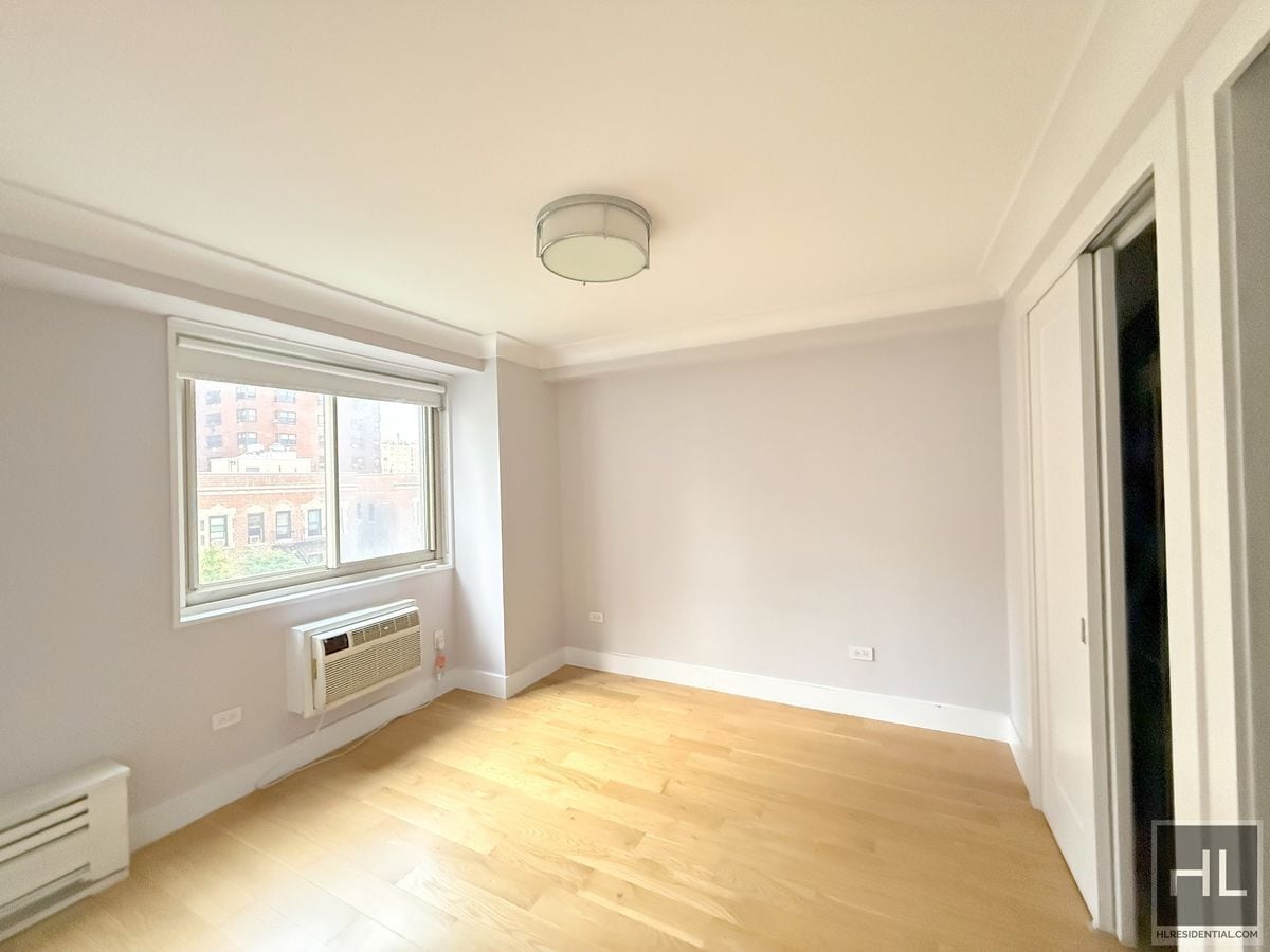 Building Photo - Renovated 3 bed 1 bath with Laundry / Balcony / WEST 93 STREET