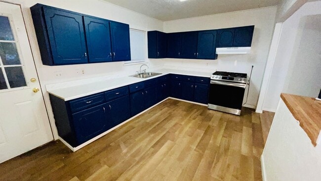 Building Photo - 405 E Bowie St