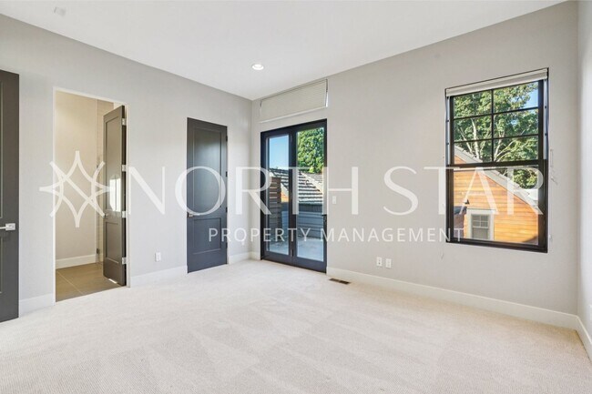 Building Photo - Luxury Living in the Heart of Lake Oswego: Stylish 3-Story Townhouse