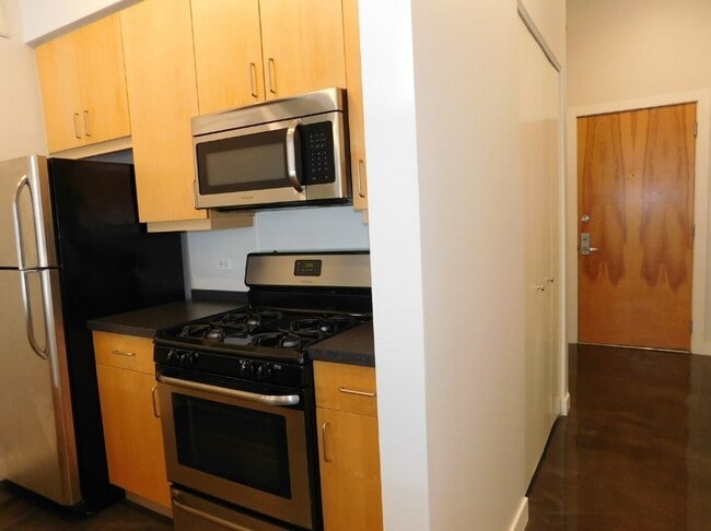 Building Photo - 939 W Madison St