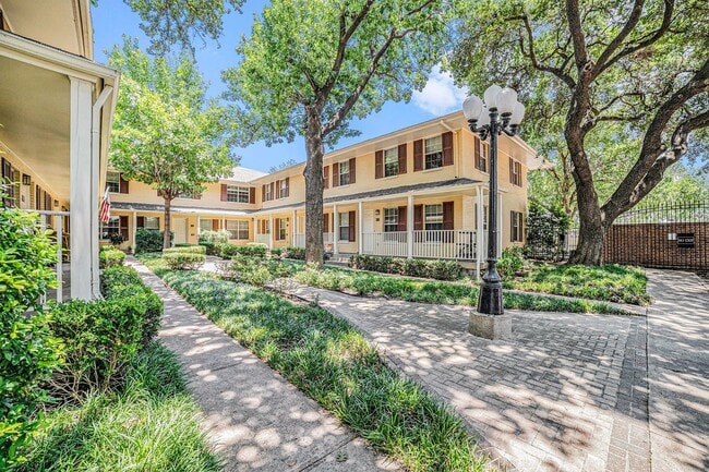 Building Photo - Charming, turnkey apartment near Oak Lawn ...
