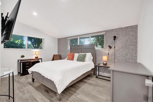 Building Photo - 2616 NE 27th Terrace