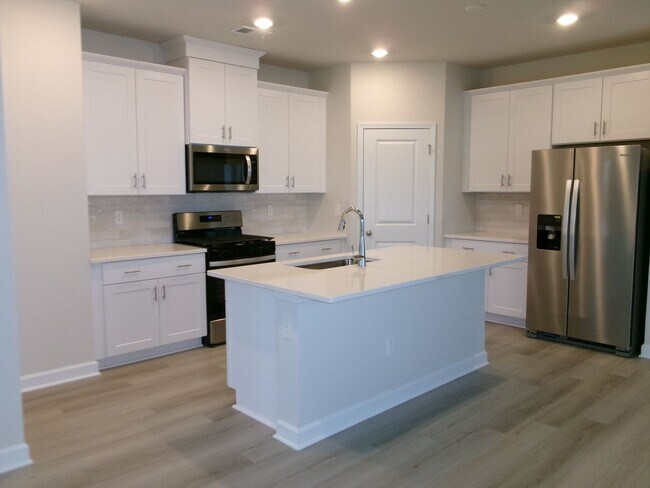 Building Photo - Spacious 4 bedroom home located in Clear Pond