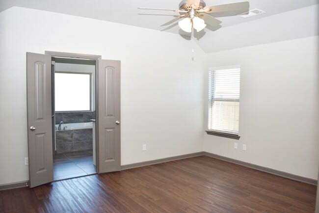 Building Photo - Beautiful 4 Bed, 2 Bath Home in Bridgeport!
