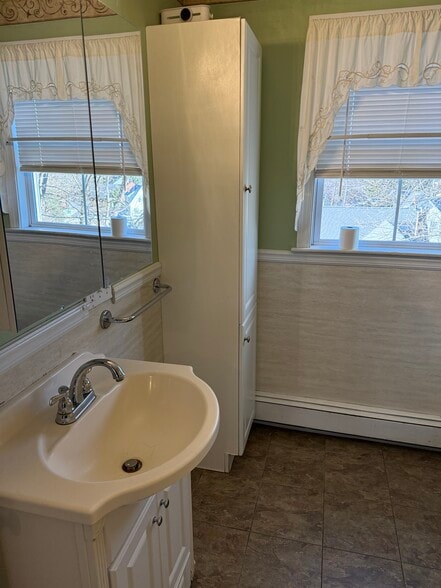 Building Photo - 298 Main St