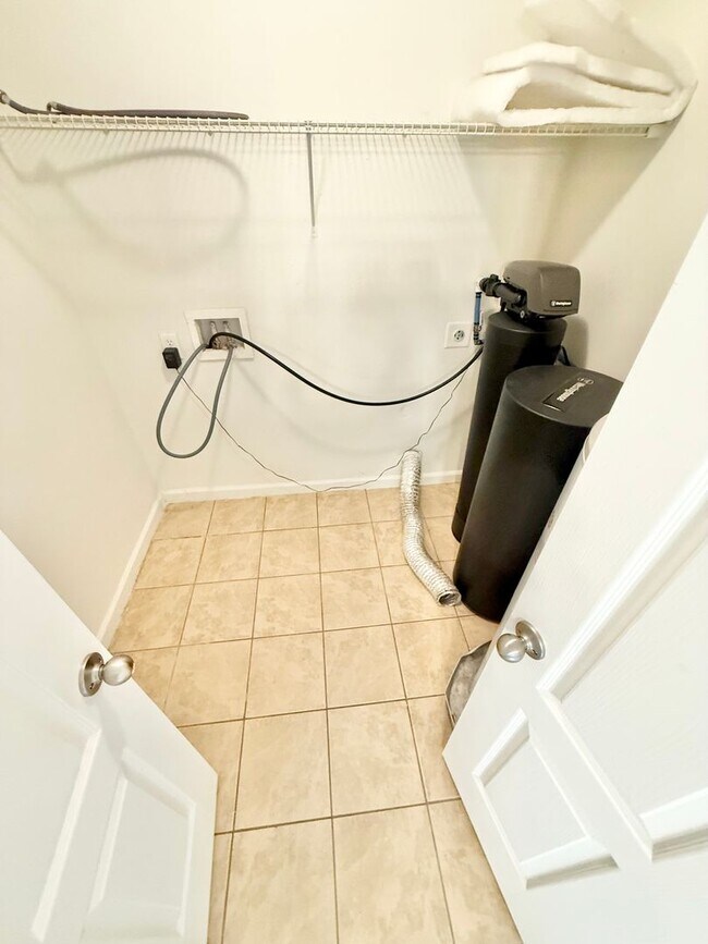 Building Photo - **4bed near MIL base- GRANITE/STAINLESS STEEL Appliances~ Roomates welcome!