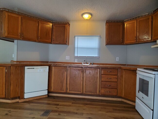 Building Photo - 200 cedar cove lane