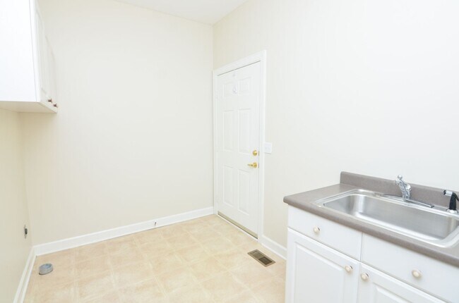 Building Photo - 604 Georgian Way