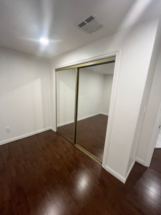 Building Photo - 556 Mar Vista Ave