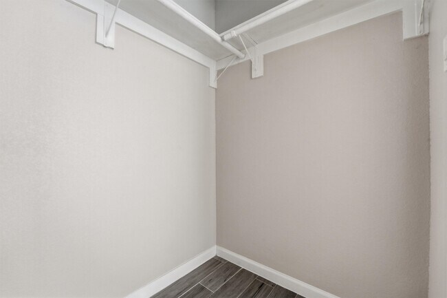 Building Photo - 5667 Birchmont Dr