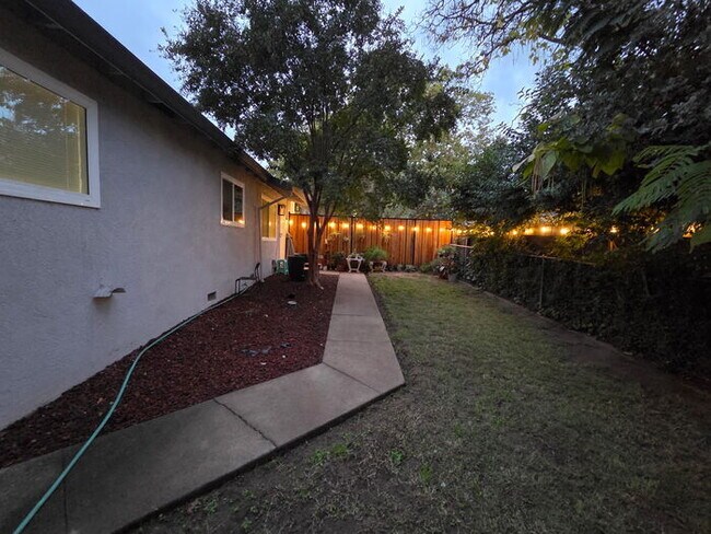 Building Photo - 3 bed 1 bath Duplex with garage and privat...