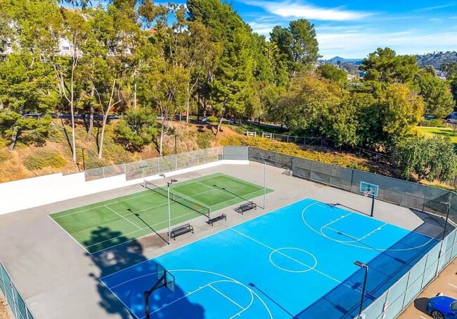 Building Photo - This 1-bedroom, 1-bathroom unit offers an ideal blend of comfort, convenience, and community