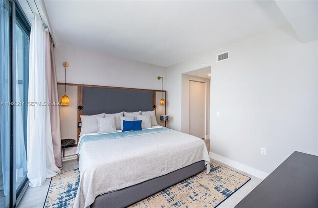 Building Photo - 121 NE 34th St