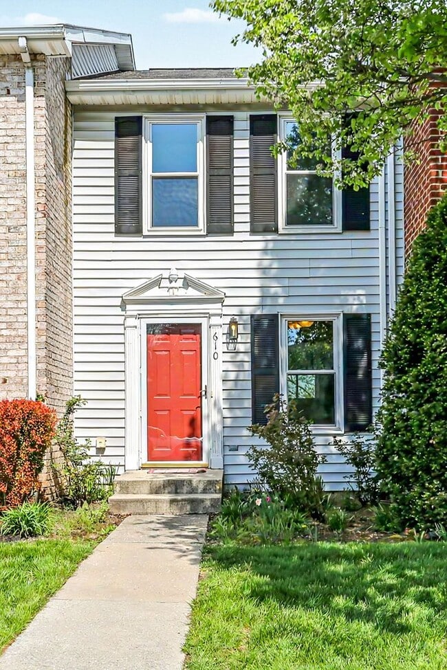 Building Photo - Two bedroom, one bathroom interior townhome in Mechanicsburg near Lisburn Rd.