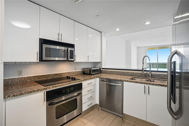 Building Photo - 2101 Brickell Ave