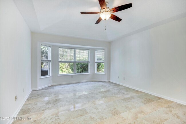 Building Photo - 657 MacKenzie Cir