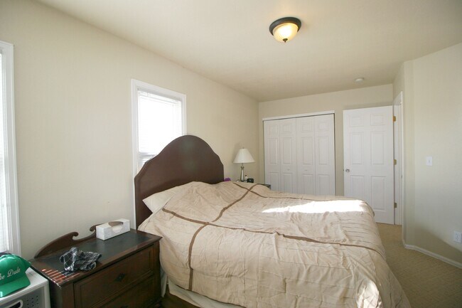 Building Photo - 423 E 6th St