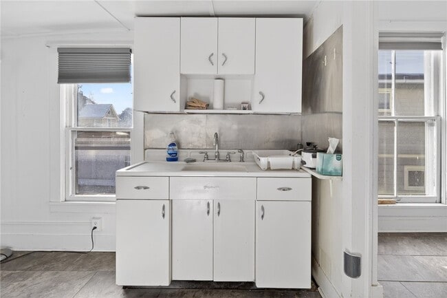 Building Photo - 607 N Cayuga St