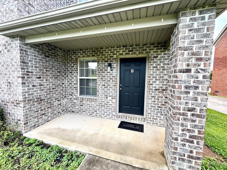Building Photo - 641 Hampton Way